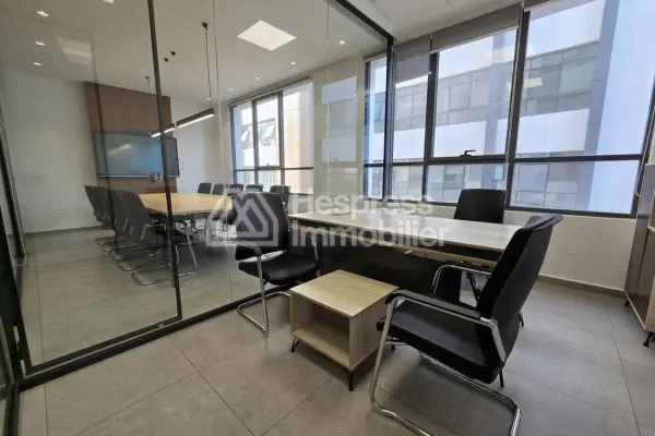 Bureau bien équipé prés de Hôtel onomo 148 m²