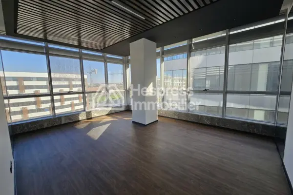 Bureau en face Hôtel Onomo 248 m² à louer