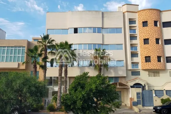 مبنى من ثلاثة طوابق للبيع في المحمدية