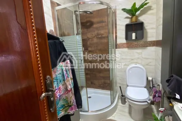 شقة مفروشة مع حديقة للبيع في المنصورية