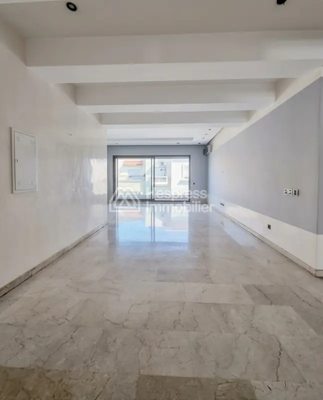 Bel appartement vide au Triangle d'Or