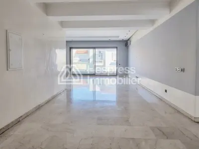Bel appartement vide au Triangle d'Or