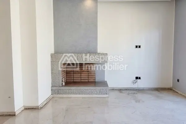 Bel appartement vide au Triangle d'Or