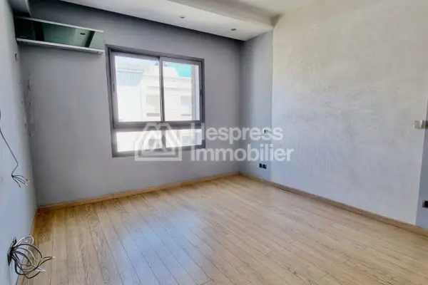 Bel appartement vide au Triangle d'Or