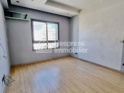 Bel appartement vide au Triangle d'Or