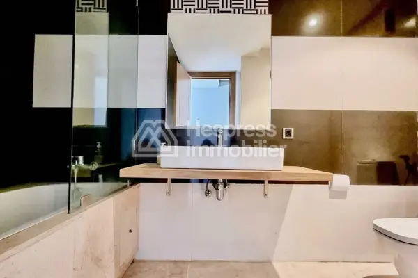 Bel appartement vide au Triangle d'Or