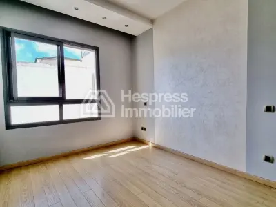 Bel appartement vide au Triangle d'Or