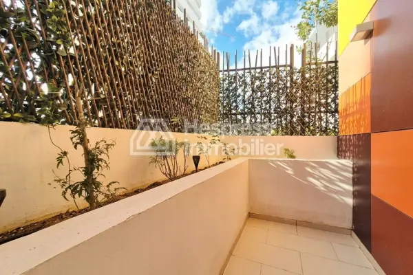 Furnished Studio with Terrace (CFC)