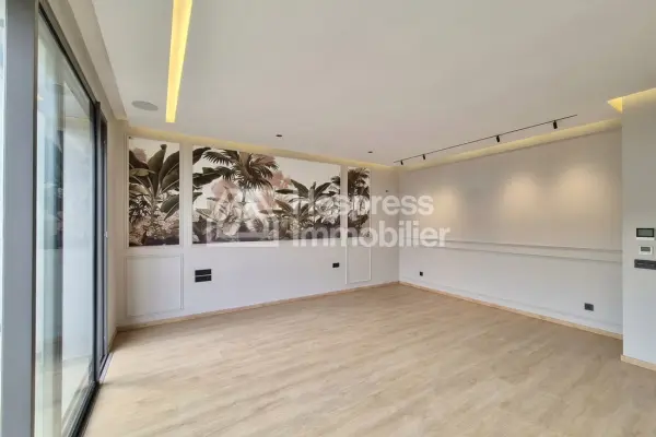 Empty villa with pool Aïn Diab Center