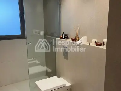 فيلا للبيع في منطقة جولف أمامية راقية