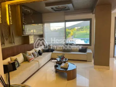فيلا للبيع في منطقة جولف أمامية راقية