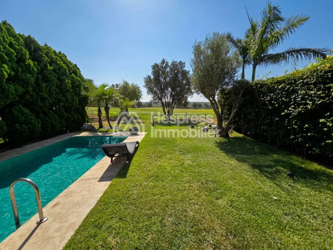 Villa for sale facing the golf course and palm grove