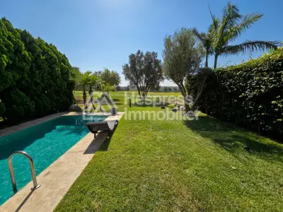 Villa for sale facing the golf course and palm grove