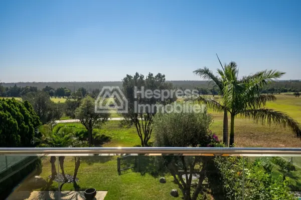 Villa for sale facing the golf course and palm grove
