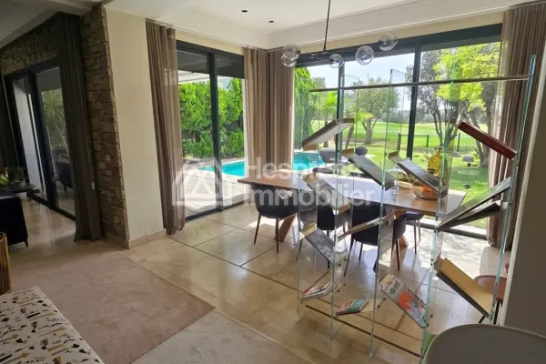 Villa for sale facing the golf course and palm grove