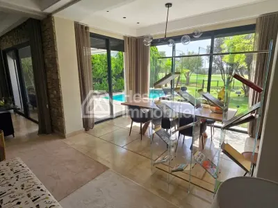 Villa for sale facing the golf course and palm grove