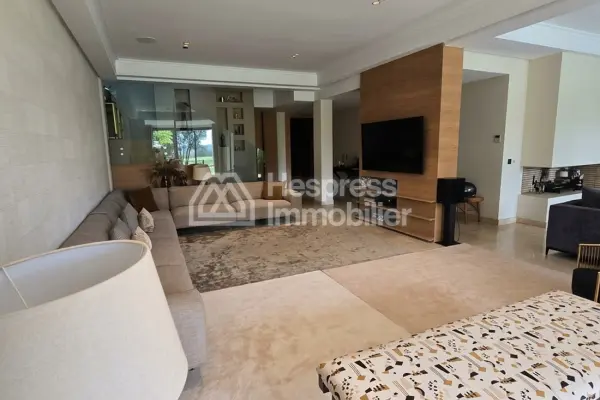 Villa for sale facing the golf course and palm grove