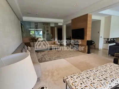 Villa for sale facing the golf course and palm grove