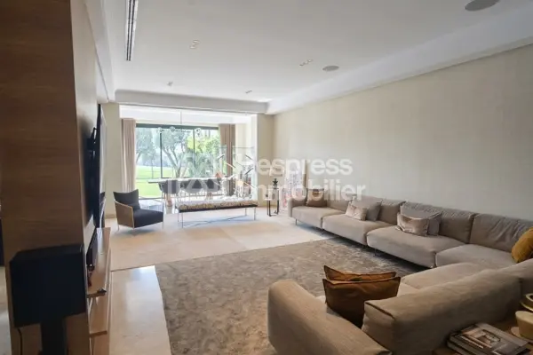 Villa for sale facing the golf course and palm grove