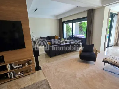 Villa for sale facing the golf course and palm grove