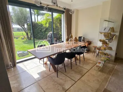 Villa for sale facing the golf course and palm grove