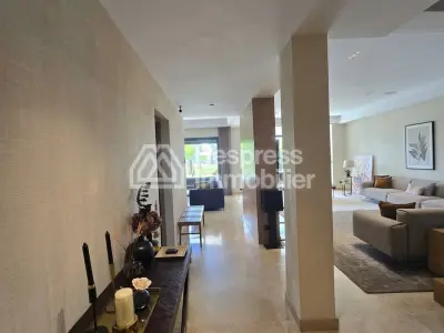 Villa for sale facing the golf course and palm grove