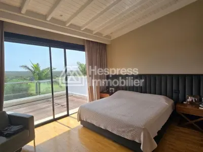 Villa for sale facing the golf course and palm grove
