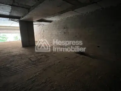 🏢 Grand Local Commercial à Louer – Emplacement Stratégique 💼