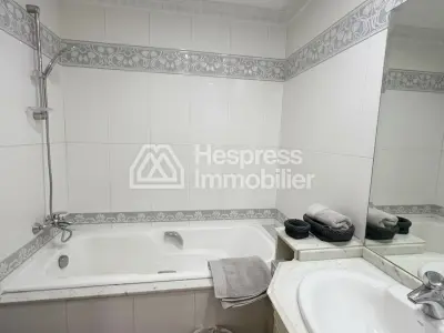 شقة للبيع مع تراس في حي راسين