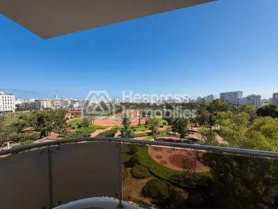 Penthouse à louer avec terrasse et vue sur le parc dans le quartier Palmier