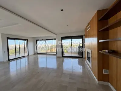 Penthouse à louer avec terrasse et vue sur le parc dans le quartier Palmier