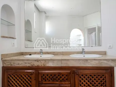 شقة جميلة للبيع في منطقة راسين إكستنشن. ثلاث غرف نوم، شرفة، ومصعد.