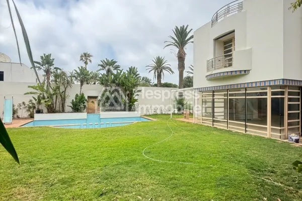 Luxury villa for rent in Ain Diab. 11 comfortable rooms. Swimming pool and air conditioning