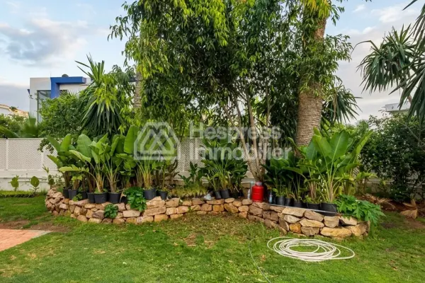 Luxury villa for rent in Ain Diab. 11 comfortable rooms. Swimming pool and air conditioning