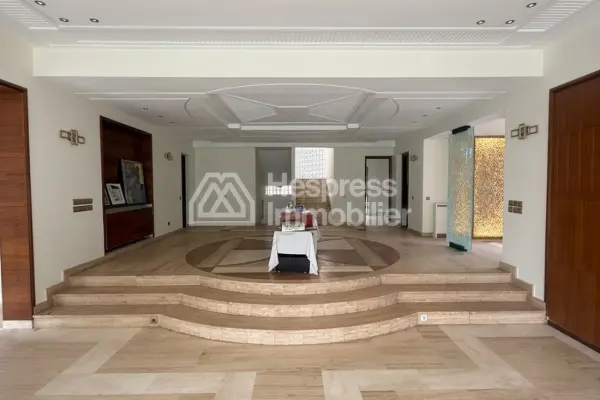Luxury villa for rent in Ain Diab. 11 comfortable rooms. Swimming pool and air conditioning