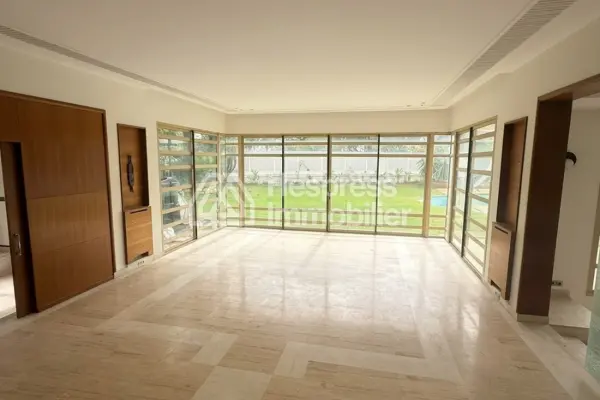 Luxury villa for rent in Ain Diab. 11 comfortable rooms. Swimming pool and air conditioning