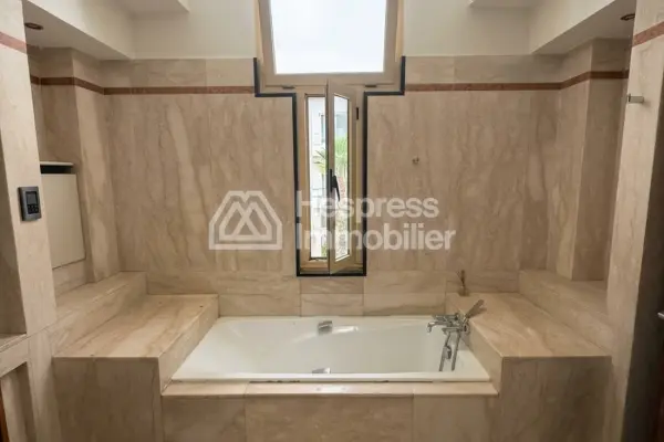 Luxury villa for rent in Ain Diab. 11 comfortable rooms. Swimming pool and air conditioning