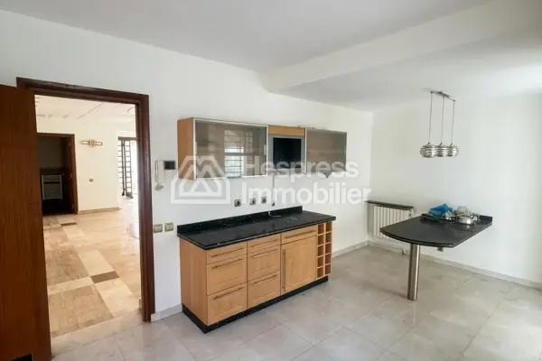 Luxury villa for rent in Ain Diab. 11 comfortable rooms. Swimming pool and air conditioning