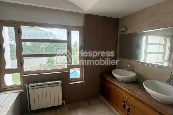 Luxury villa for rent in Ain Diab. 11 comfortable rooms. Swimming pool and air conditioning