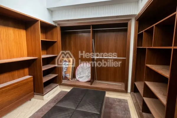 Luxury villa for rent in Ain Diab. 11 comfortable rooms. Swimming pool and air conditioning