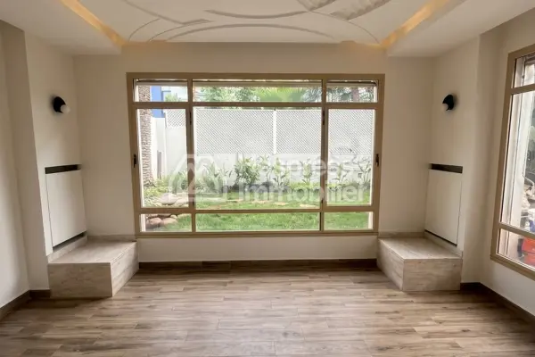 Luxury villa for rent in Ain Diab. 11 comfortable rooms. Swimming pool and air conditioning