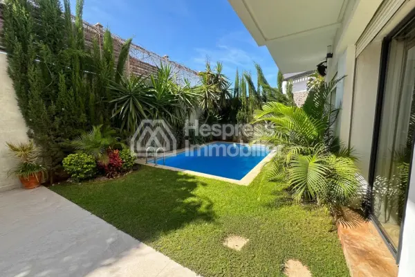 Maison de haut standing à vendre à Ain Diab. 6 pièces. Cheminée et service de conciergerie