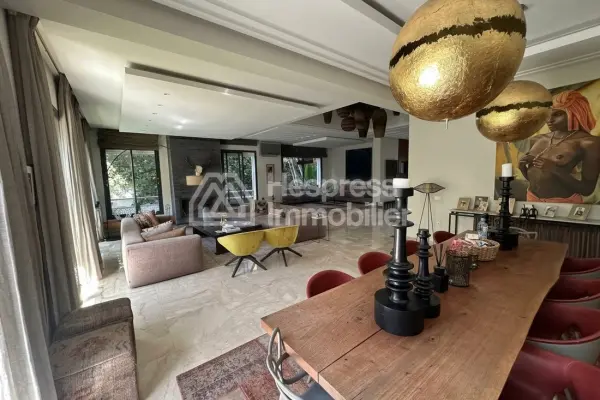 Maison de haut standing à vendre à Ain Diab. 6 pièces. Cheminée et service de conciergerie