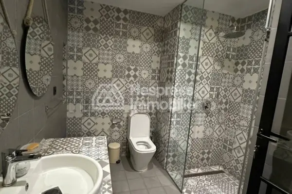 Maison de haut standing à vendre à Ain Diab. 6 pièces. Cheminée et service de conciergerie