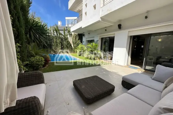 Maison de haut standing à vendre à Ain Diab. 6 pièces. Cheminée et service de conciergerie