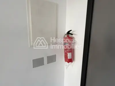 مكاتب جميلة للإيجار في الدار البيضاء المالية . مساحة 80 متر مربع. زجاج مزدوج.