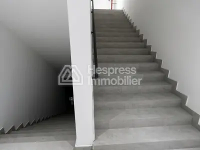 مكاتب جميلة للإيجار في الدار البيضاء المالية . مساحة 80 متر مربع. زجاج مزدوج.