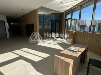 مكاتب جميلة للإيجار في الدار البيضاء المالية . مساحة 80 متر مربع. زجاج مزدوج.