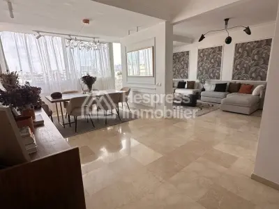 شقة ياسمين سيجنتشر للإيجار. ثلاث غرف مريحة. مدفأة وخدمة الاستقبال.