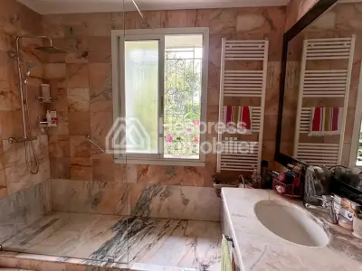 فيلا فاخرة للبيع في الواحة . مساحتها 668 متر مربع. مفروشة.